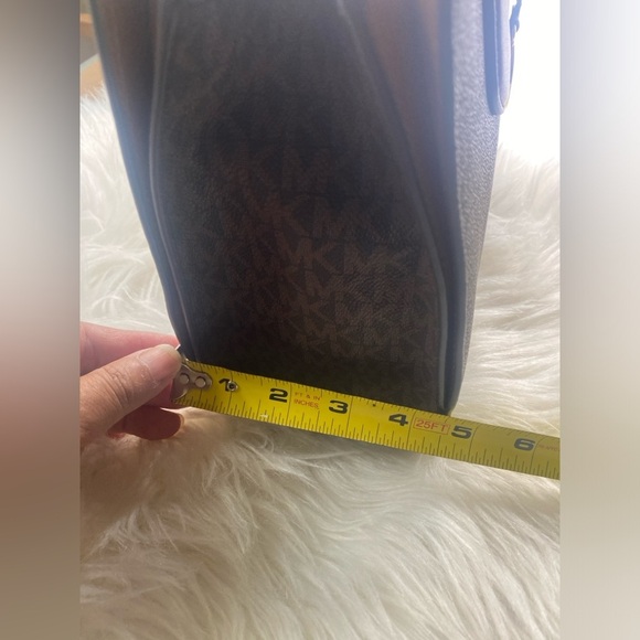 Michael Kors Sheila Brown Medium Center Zip Satchel Crossbody Strap - Picture 6 of 12